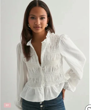 Blus Nelly - Super fin vit blus från Nelly nyskick 