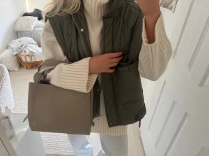 Beige väska Gina tricot - Så fin väska från Gina i asfin beige brun färg!! Som nyskick!!