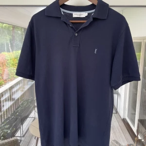 Yves Saint Laurent pike  - Tjena säljer en YSL pike pg för stor tyvärr.  Riktigt fin Yves Saint Laurent pike sitter på som en medium. Cod 9/10 Skriv vid minsta funderingar. 