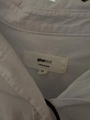 Vit linneset från Gina Tricot XS - Skönt sett från Gina Tricot i linnemix, endast använt en gång på en tillställning i somras. Är i behov av en strykning 😅 XS på skjortan och S i byxorna. Säljes tillsammans eller separat. 