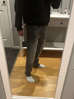 Replay Jeans - Jeansen är i nyskick! Straight fit, Passar perfekt nu till hösten/vintern! 🍁 Tveka inte på att ställa frågor! Retail Price: 1599