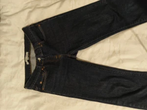 Lågmidjade, bootcut jeans från Lindex. - Snygga mörkblå jeans från Lindex, lågmidjade, bootcut jeans. Dem är för små för mig 😭, men dem är jätte värda, jättefina.