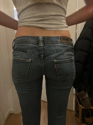 Levis bootcut jeans💗 - Säljer ett par blå Levis jeans med bootcut och låg midja. Jeansen är omsydda! 💗jag är 180 och dom passar mig i längden, lite korta