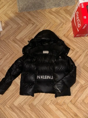 Svart Calvin Klein jacka - Jättefin Calvin Klein vinterjacka i storlek S❤️ 