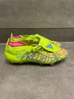 Adidas predator - Snygga adidas predator i svin bra skick dessutom får du med påse vid köp. Skriv vid frågor