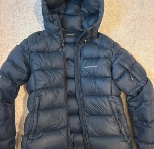  Peak Performance dunjacka - Super varm! Såå fin har lagat lite på ena armen som inte märks och kan göras om. Nypris ca 4000kr🥂💗