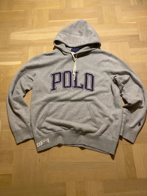 Polo ralph lauren hoodie - Jag säljer en riktigt fet polo raulph lauren hoodie🤩 || Skick: 9,8/10, som ny ||Storlek: M || Modellen är 178cm🙌 || Tveka inte på att ställa frågor😉