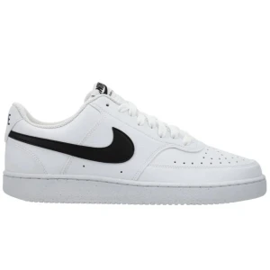 Oanvända Nike Court Vision Low sneakers vit/svart - Nike Court Vision Low sneakers i vitt skinn med svart swoosh. Klassisk låg modell med snörning och perforerade detaljer på tån för extra ventilation. Stilren och tidlös design som passar till det mesta. Perfekt för dig som gillar en clean och sportig look.