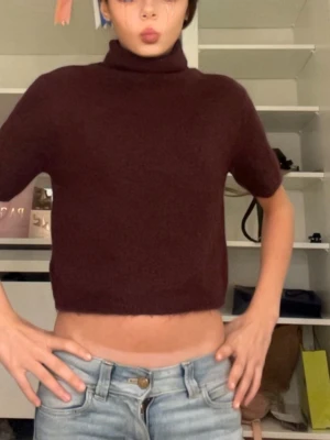 Stickad Vinröd croppad polotröja - Säljer en vinröd croppad polotröja som är stickad. Aldrig andvänd, darför säljer jag den. Storleken står inte tyvärr men den passar mig bra och jag är 165🥰