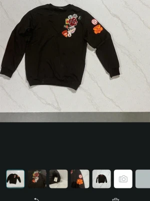 Dsquared 2 sweatshirt 😎 -   Snygg Dsquared2 sweatshirt i storlek XXL, men passar mer som en XL. Bra kvalitet och QR-koden funkar! Kolla in bilderna för detaljer. Perfekt för en avslappnad men ändå stilren look. Missa inte!  