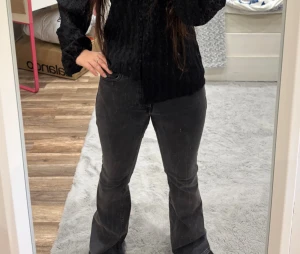 Gråa lågmidjade bootcut jeans  - Snygga gråa lågmidjade jeans med bootcut, ord pris 299kr, endast använda ett fåtal gånger.