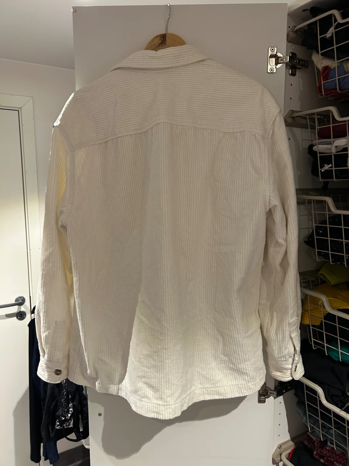 Vit overshirt från H&M i Manchester  - 1