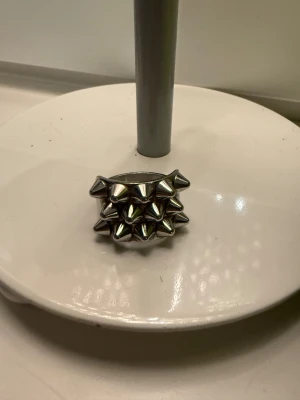Silvrig ring med nitar - Ring från edblad. Märkt med 'Edblad 18,50' på insidan.