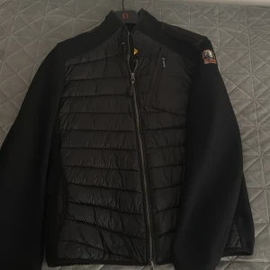 Svart pufferjacka från Parajumpers L - Svart pufferjacka från Parajumpers i storlek L. Jackan är köpt för 4000kr på Minto finns artikel nummer fick den i julklapp och använd 1-2 gånger jackan är i helt ny skick ser helt oanvänd ut och ser helt ny ut jackan är inte synkig storlek L på den men jag har storlek m och den passar 