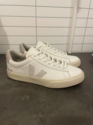 Veja skor - Använt i några månader bara. Köpte dom för 1600kr