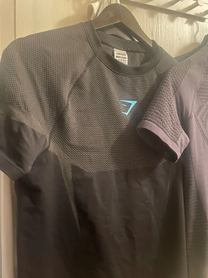  Gymshark Onyx V5 Blå - Väldigt efterfrågad och limiterad tröja från gymshark, Nytt skick, Den highlightar din fysisk som ingen annan ✌🏻
