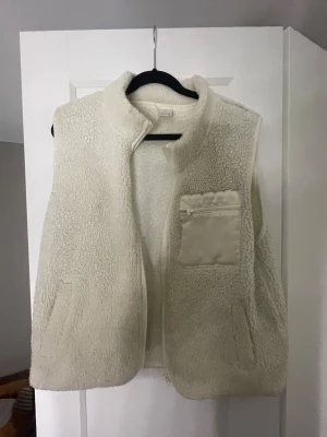 Flis väst🐑 - Så snygg väst, inga större tecken på användning skriv för bättre bilder eller om ni har frågor!! Står ingen storlek på plagget men passar mig som har xs/s bra