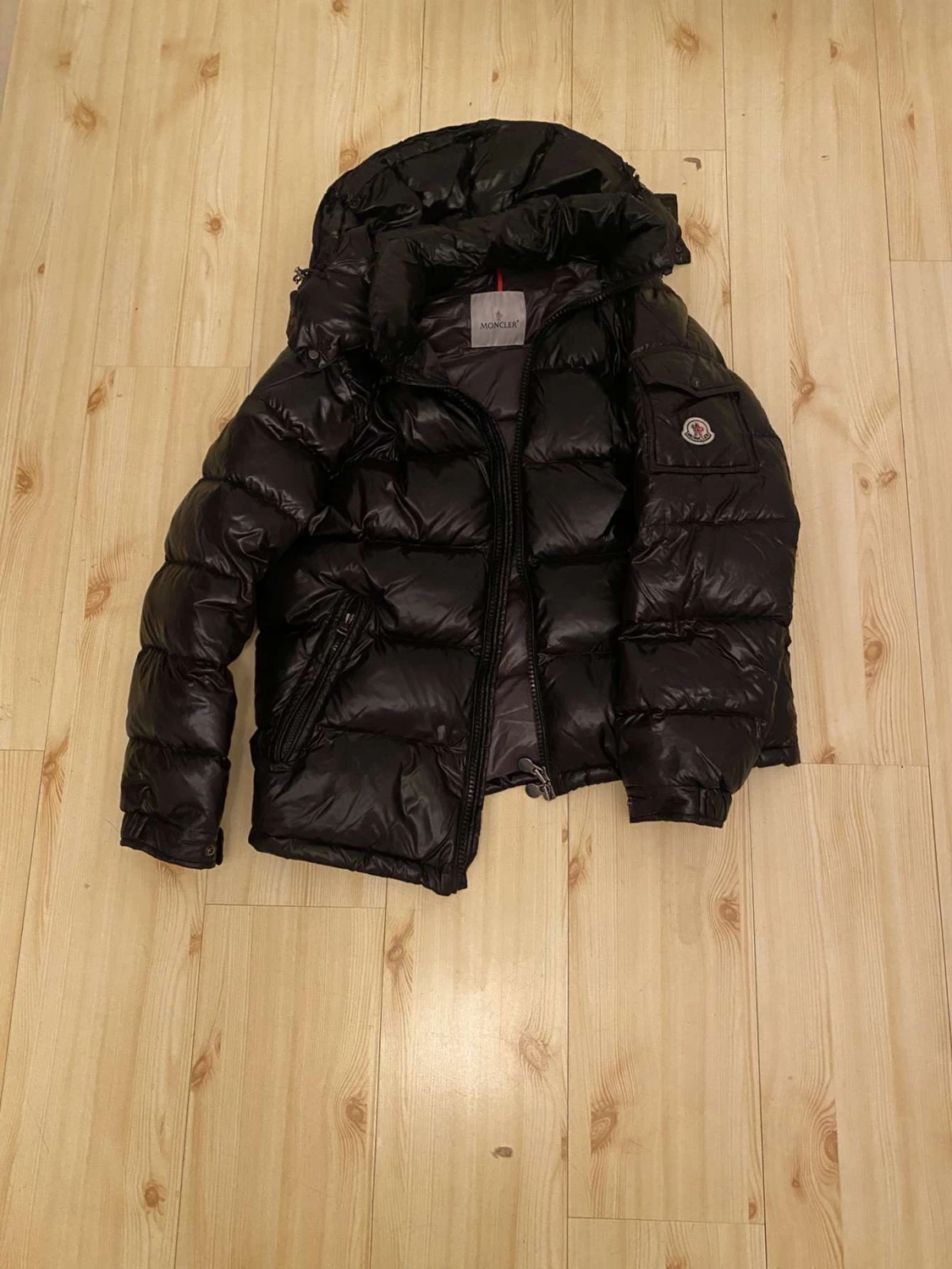 Svart Moncler pufferjacka med huva
