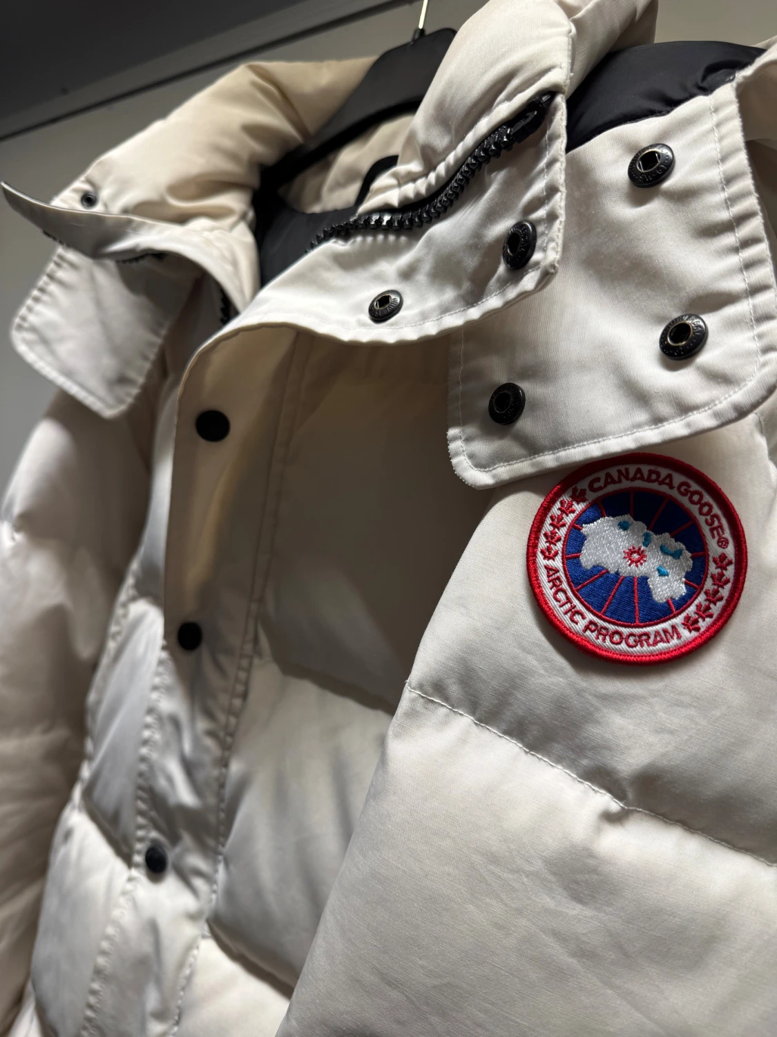 Vit pufferjacka från Canada Goose - 1