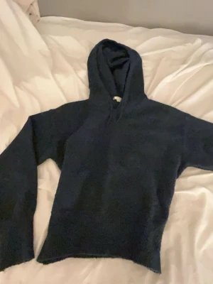 marinblå stickad hoodie - stickad hoodie från gina. Lite nopprig