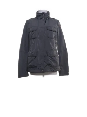 Svart vindjacka Parajumpers S - Svart vindjacka från Parajumpers i storlek S. Jackan har fyra stora fickor framtill, hög krage och diskret logga på ärmen. Materialet är lätt och syntetiskt, perfekt för blåsiga dagar. Stängs med dragkedja och tryckknappar. Snygg och funktionell design.