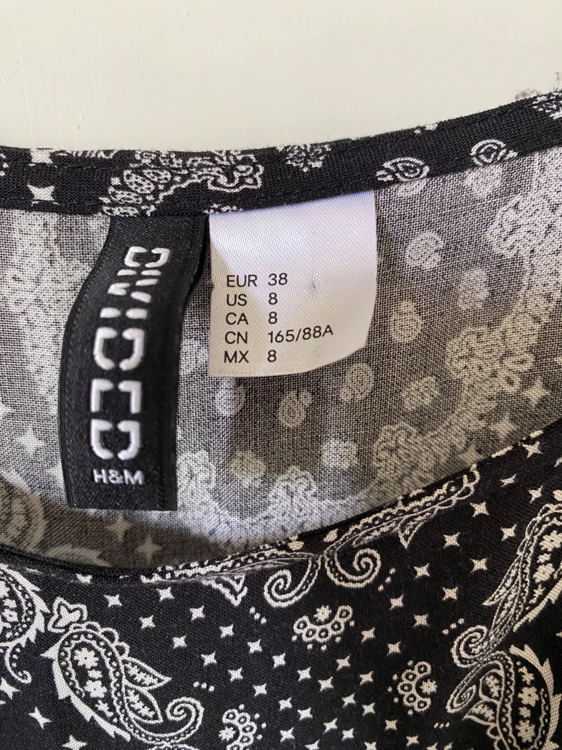 Svartvit mönstrad klänning  - 3