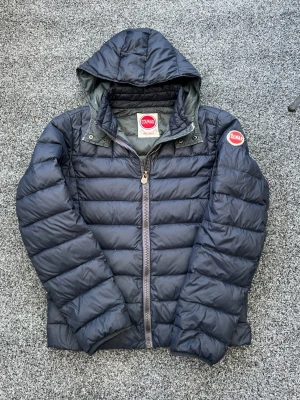 Colmar jacka - Säljer denna grymt snygga vinterjackan från colmar! Size 46 motsvarar S! Modellen är 179 och den sitter bra! Nypris ca 4000kr! Kan gå ner i pris vid snabb affär!  Hör av dig vid minsta fundering 🤩