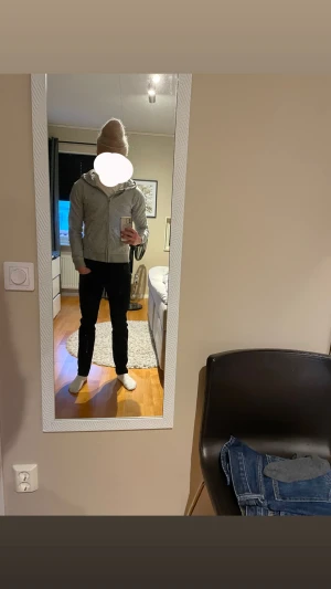 Gant zip hoodie - Säljer en gant zip hoodie då den e förlåten på mig. Den är i bra skick och är i storleken S.