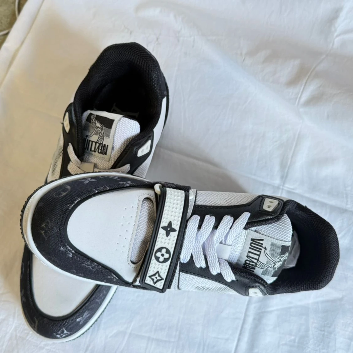 Svarta och vita Louis Vuitton sneakers - 3