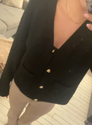 Fin kofta med guldiga knappar  - Super fin svart kofta med guldiga knappar och fickor, utan defekter, super fin och passar till alla tillfällen💞 i storlek s