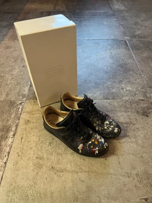 Maison Margiela Gats Paintsplatter - Tja! säljer mina margielas som jag köpte från @rebelrags då de va för små. Skicket är i en 6/10 (se bilder) vilket är otroligt bra med tanke på att dessa är ända från 2013, med det sagt har dom mycket kvar att ge👏 Du kommer antagligen aldrig hitta dessa igen så detta är din chans att slå till, de är i strlk 40,5 men sitter som 41,5 kanske till och med 42🫡