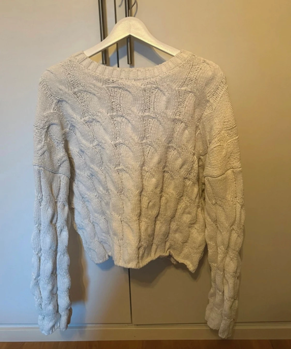 Vit stickad tröja från Samsa Collection