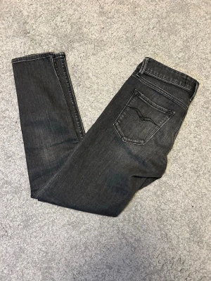 Replay jeans - Säljer ett par schyssta replay jeans i storleken W 27 L 28. De är i mycket bra skick och använda några enstaka gånger. Moddelen är 170 cm och de sitter lite tajt. 