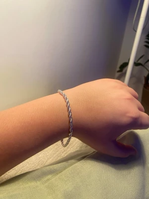 Silverfärgad tvinnad kedjeväst - Snygga.  pansar& Cordell smycken till ett bra pris med s925 stämpel. 250kr för ett helt sett och 150 för bara ett smycke