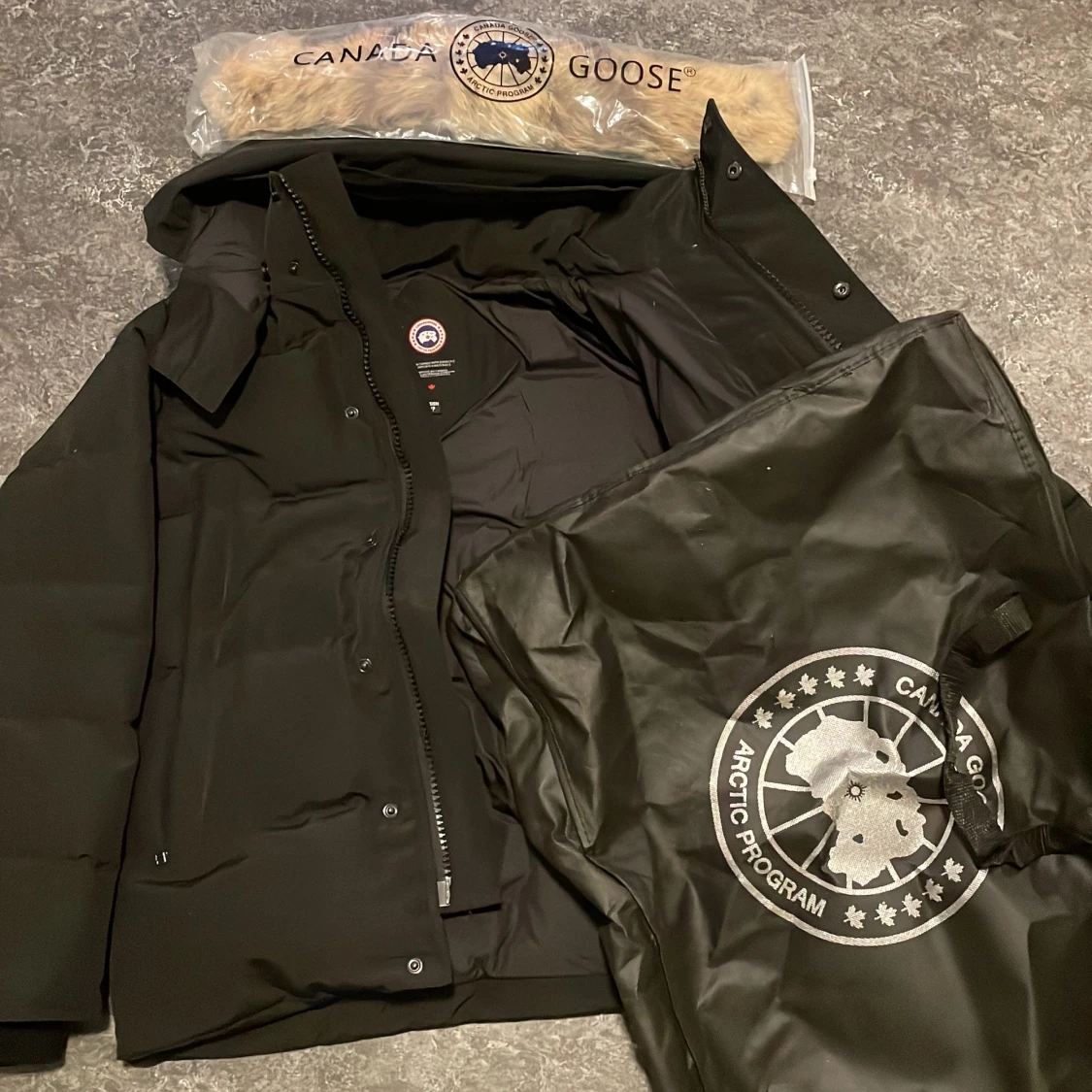 Svart dunjacka från Canada Goose S - 1