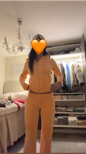 Juicy Couture 🧡 - Säljer denna jätte fina Juicy Couture sättet. Har inte andvänt sättet alls. Och därför vill jag sälja det.🧡sättet kommer tillsammans.