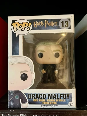 Pop! Figur: Draco Malfoy  - Pop figur på Draco Malfoy köpt året 2018 i Malmö. Äkta pop och har förvarats i boxen i alla år. Superfin till samling eller kanske en julklapp till ett riktigt Harry Potter fan?💚🩶OBS! Ett köp nu borde garanterat komma innan julafton🎅🏻originalpris:299