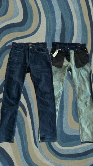 Japansk Denim - Jag säljer ett par riktigt unika jeans från 7 For All Mankind. De är tillverkade i ett exklusivt japanskt denimtyg med ett selvedge-liknande yttre och ett grönskimrande insida, vilket ger jeansen ett väldigt speciellt och karakteristiskt utseende.  Den gröna tonen blir extra tydlig i solljus och skapar en snygg kontrast