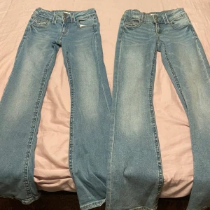 Blå jeans - Två par jeans säljes tsm. Använda men inget man tänker så mycket på! Lågmidjade och snygga