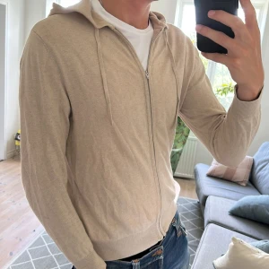 Stickad zip hoodie  - Riktigt fet den ända defekten är att den är ytterst nopprig men inget som påverkar den totala looken! perfekt till alla tillfällen 🙌 skriv vid fundering😁