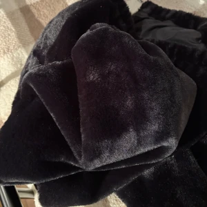 Svart pälsjacka med huva - Super mjuk och fluffig svart pälsjacka (ej äkta) 💞 Inga defekter!