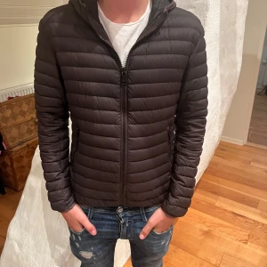 Colmar jacka  - Skön jacka från colmar i toppskick! Modellen på bilden är 180 och bär storlek S. En perfekt höst jacka. Skön och riktigt snygg. 