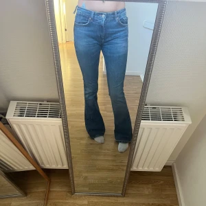 Jätte snygga Zara jeans! - Jeans från Zara, en av ”skärphållaren” har gått sönder som syns på bilden men kan lätt sys igen och är inget man märker. 💋