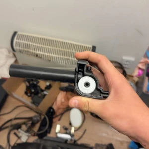 Snabbgas till dig bbe❤️ - Produkten på bilden är en okänd elektronisk eller mekanisk komponent, troligen en del till ett fordon eller maskin. Ingen märkning, modell eller specifika funktioner är synliga. Produkten verkar vara i gott skick utan synliga defekter eller slitage.