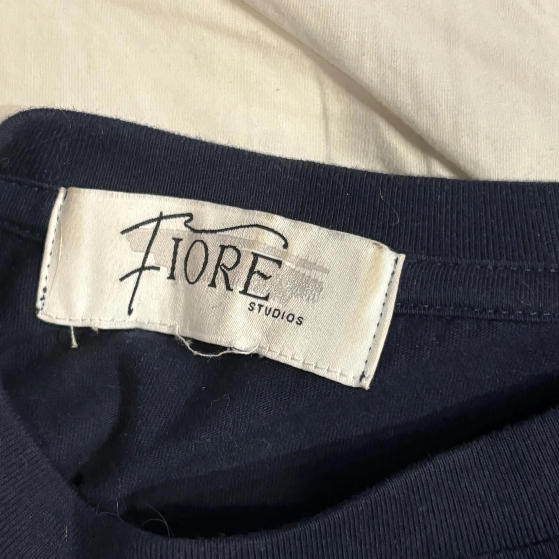 Mörkblå t shirt  - 2