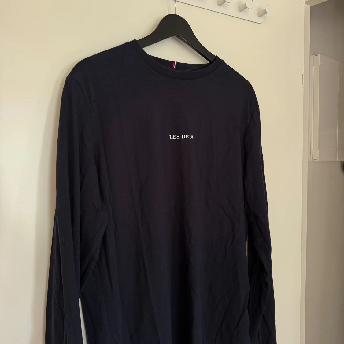 Mörkblå långärmad T-shirt från Les Deux - 1