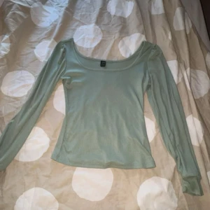 Mintgrön långärmad topp från SHEIN - Snygg mintgrön topp från SHEIN med lång ärm och fyrkantig urringning. Toppen är ribbad och har en figurnära passform som framhäver siluetten. Perfekt att styla med jeans eller kjol för en trendig look. 
