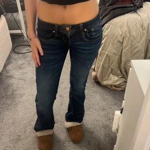 Lågmidjade jeans från ltb  - Snygga mörkblå jeans från ltb i storlek 24/30 säljer pågrund av de inte används längre💕