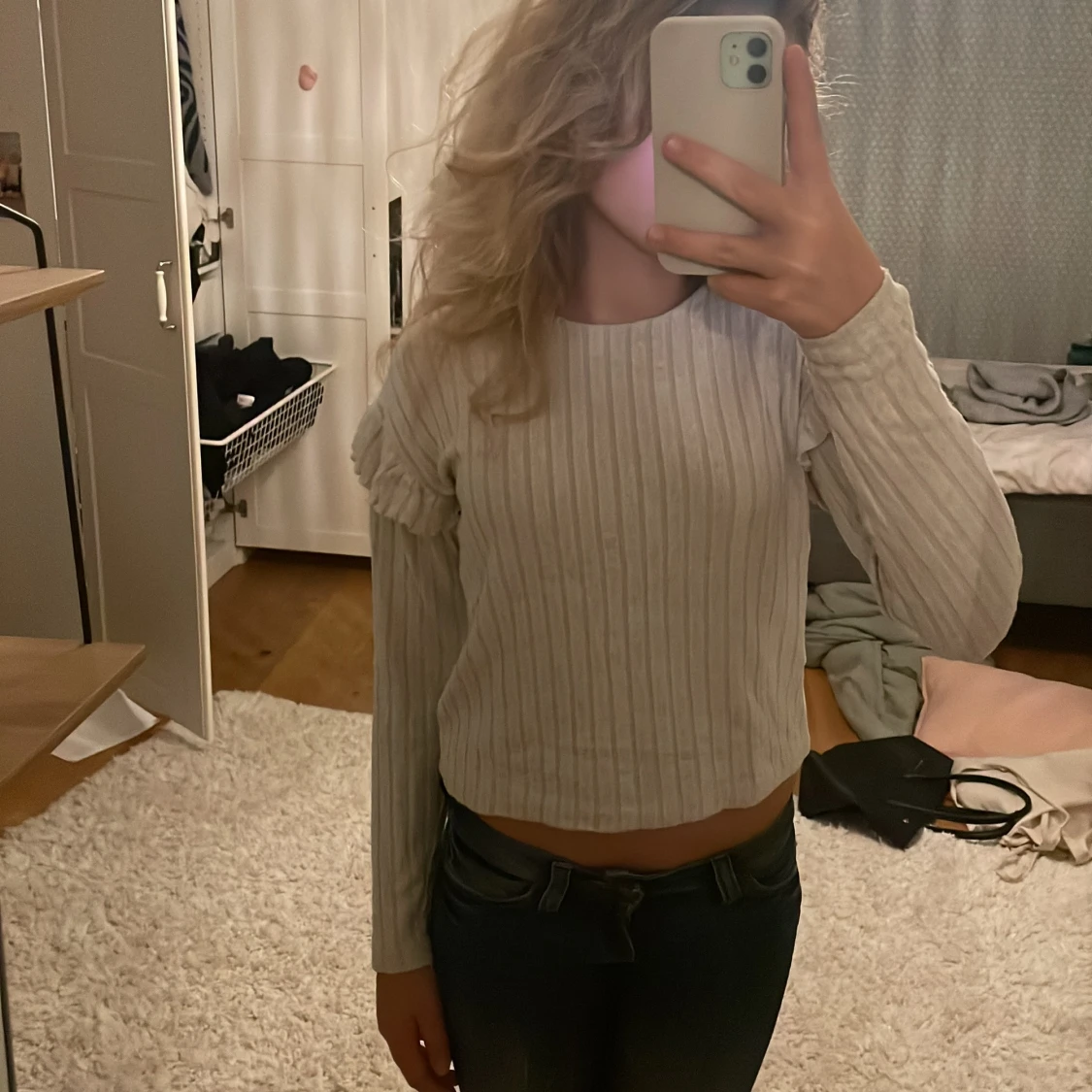 Beige ribbad långärmad tröja med volang