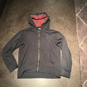 Ralph lauren zipup hoodie - Har sett bättre dagar, men har definitivt lite liv kvar. Färgen är svart men den har blivit solblekt, så den ser mer mörkgrå ut.